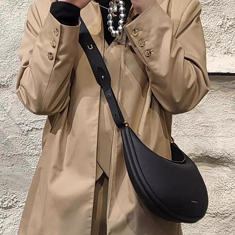 Weiße Unterarmtasche mit einem Schulterriemen, Eine mittelgroße mondförmige Tasche für Mädchen, Ein Designer-Stil für Herbst und Winter