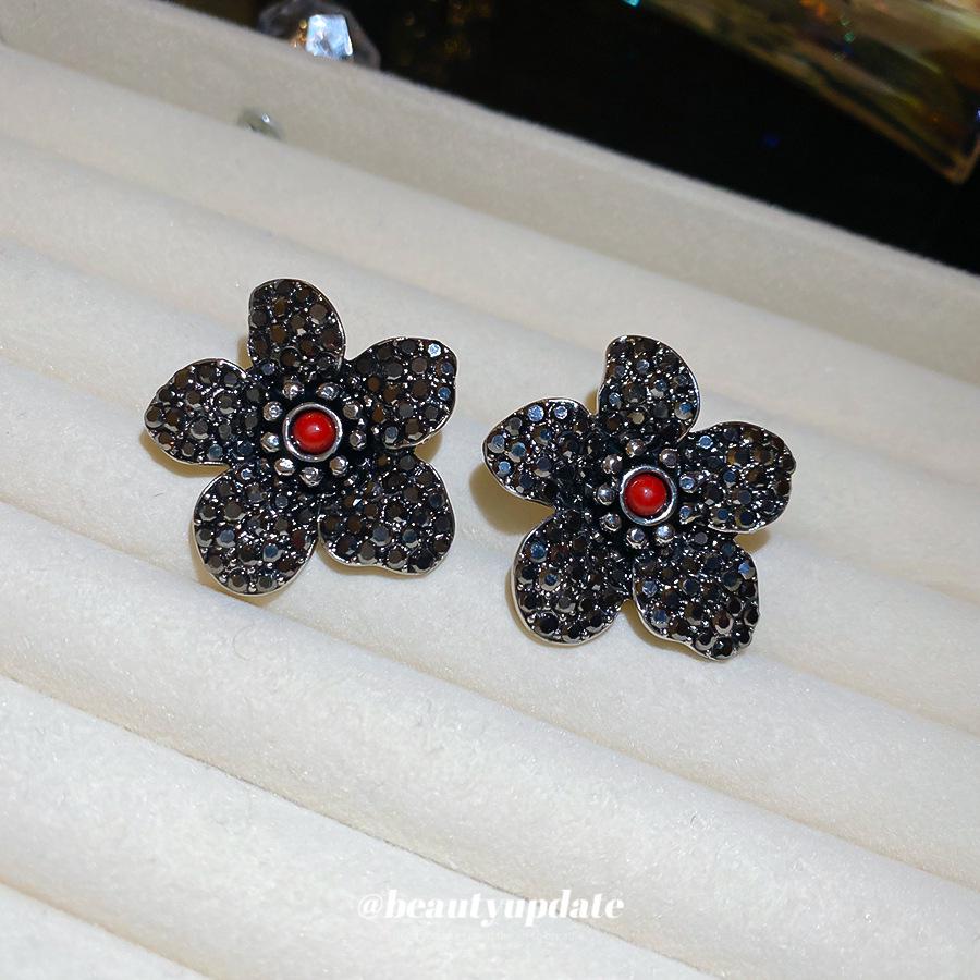 Elegant Diamond-Studded Flower Earrings: Silver Needle Retro Style for High-End Fashion