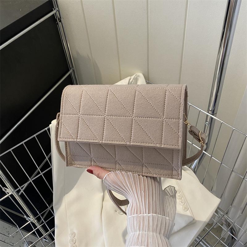 

Текстурована жіноча сумка в іноземному стилі 2024 літо нова модна тенденція фетрова маленька квадратна сумка іноземний стиль повсякденна однотонна сумка-месенджер хакі