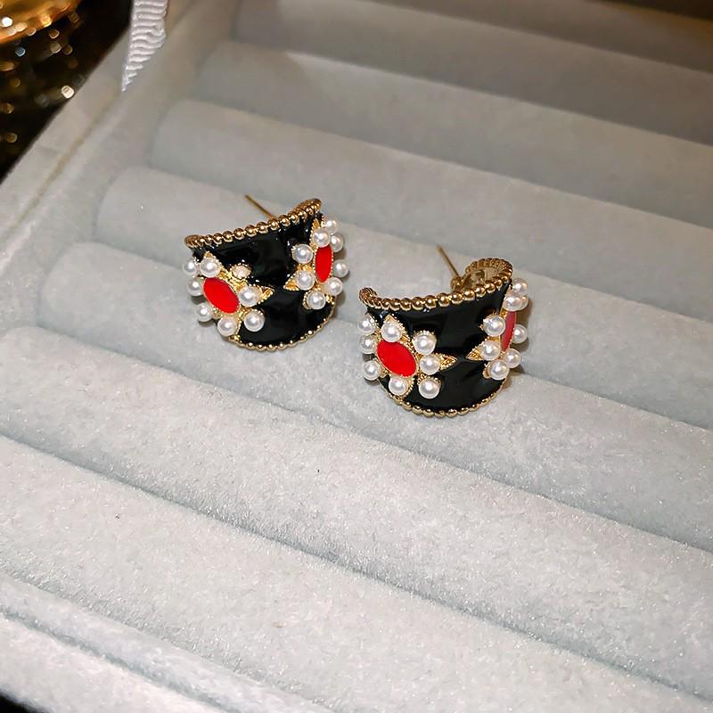 Vintage Silver Needle Zircon Earrings – Retro Luxury Court Style Studs.