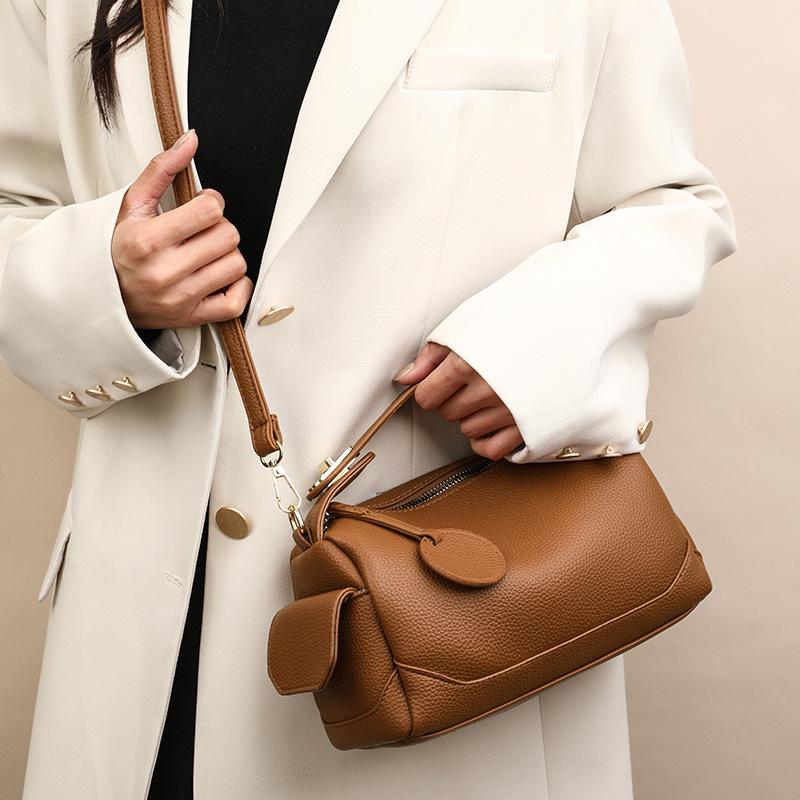 

Messenger Bag Women 2026 New Crossbody Soft Leather Large Capacity Commuter Boston Pillow Bag Women s Bag Portable Shoulder темно-коричневого