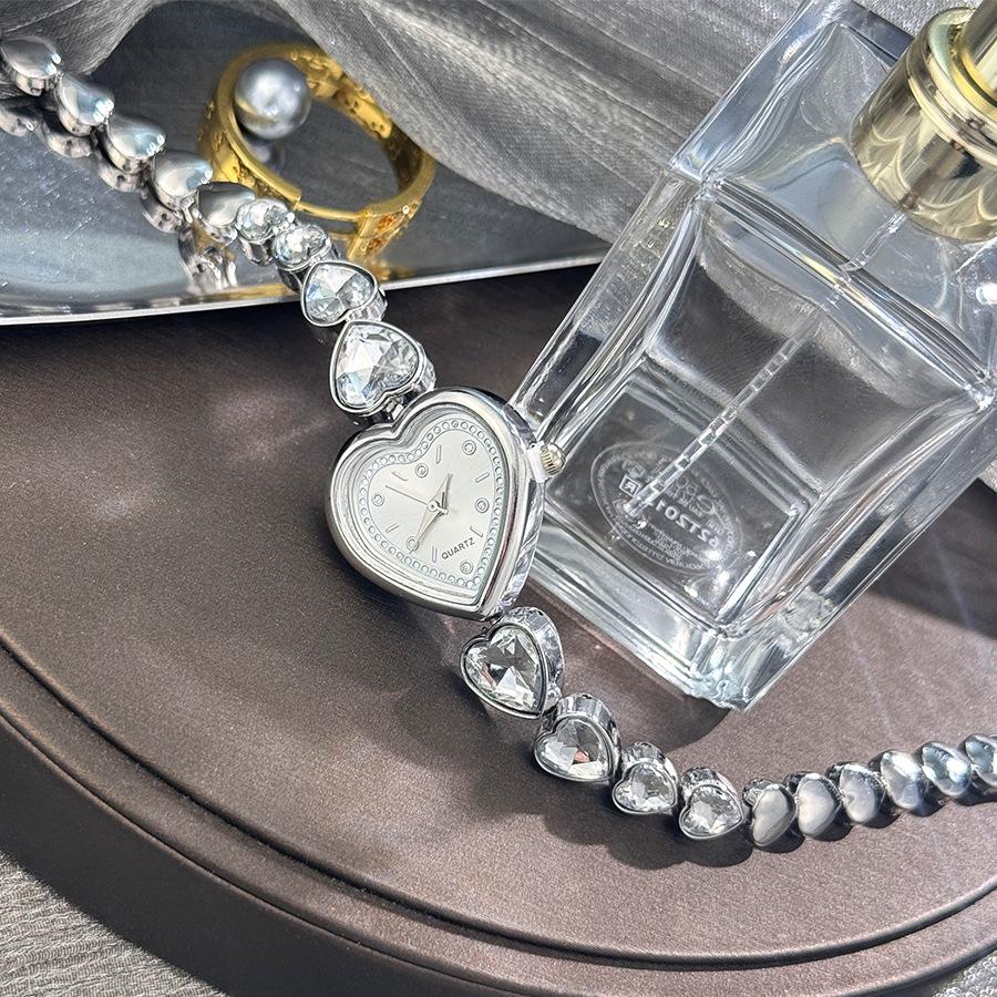 Damklockor med hjärtformat fodral Söt Armbandsur med Inlagda Strass Elegant Temperament Armbandsur Flickklocka Present