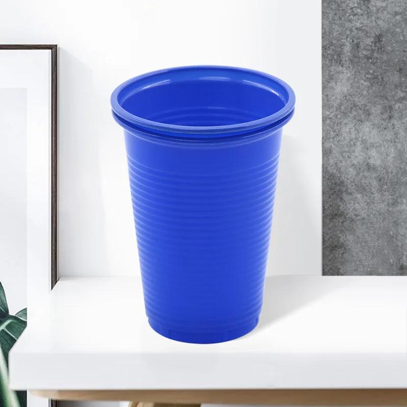 

Одноразові пластикові стакани в червоному кольорі. Вечірка для напоїв. Червоні стакани, що переробляються, із лініями наповнення для напоїв. День народження. Весілля. Різдво.