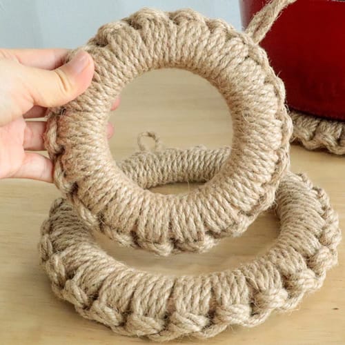 Stylish straw pot mat, heat-resistant, with hooks, perfect for iron kettles, pots, earthenware pots, and other ironware. A simple, decorative accessor