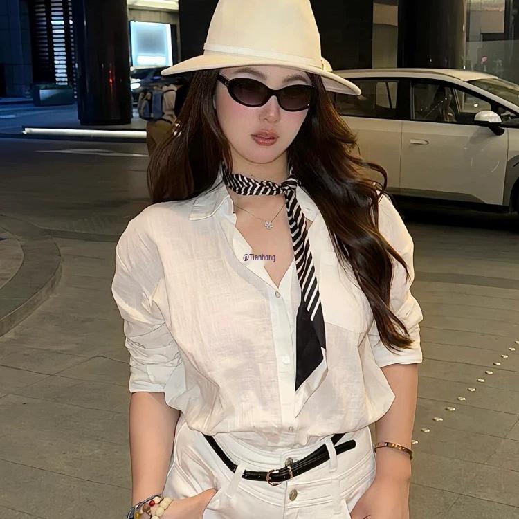 Elegant Black & White Striped Silk Scarf: Retro, Versatile Accessory