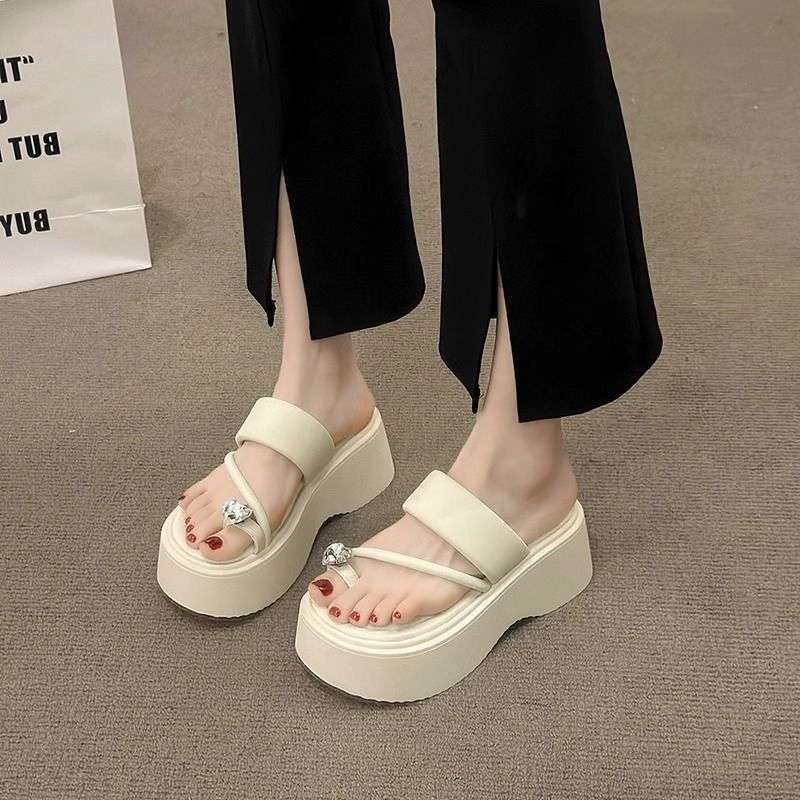 Thick-soled heightened rhinestone toe slippers for women's summer wear 2025 new high-value muffin-bottom beach sandals