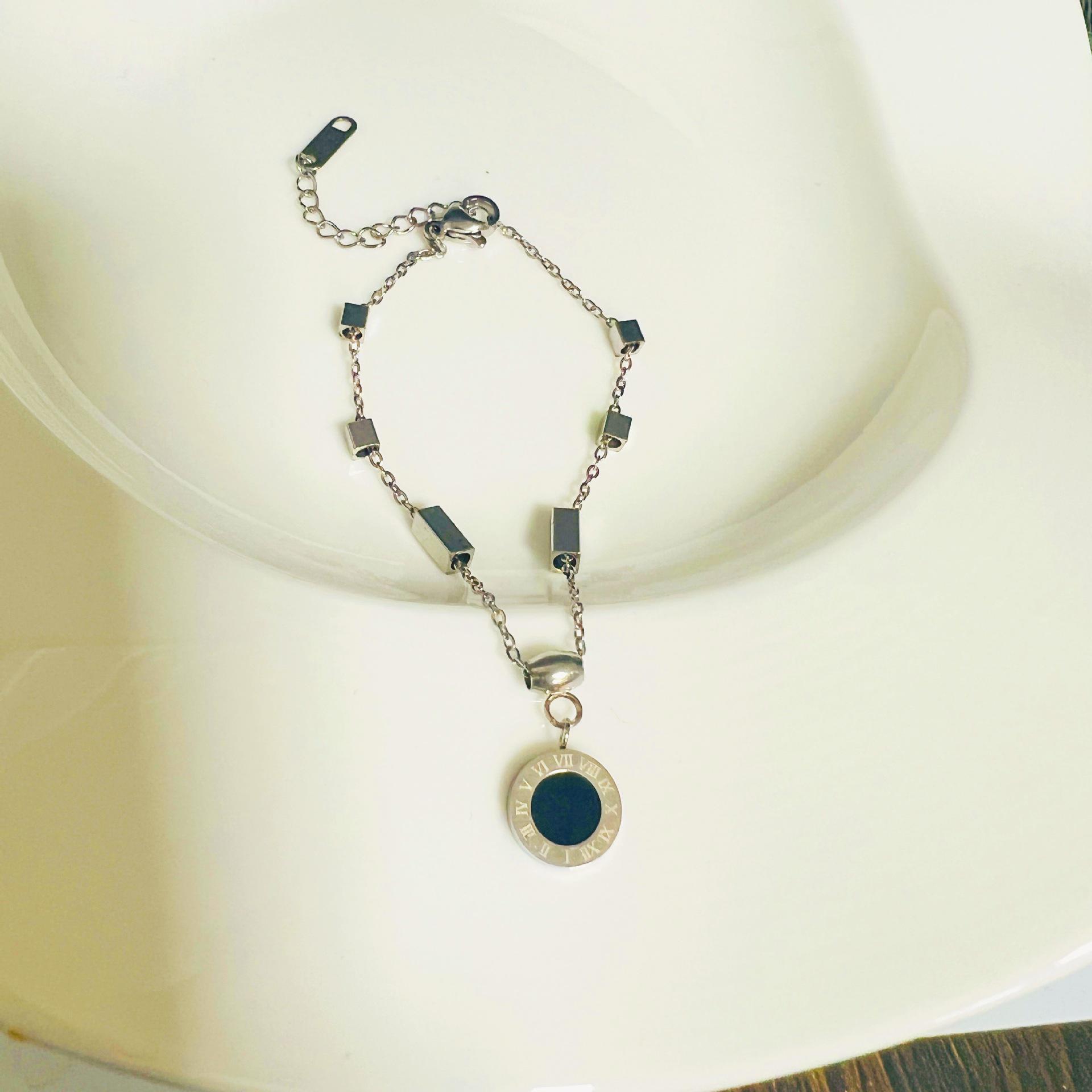 

Европейский и американский римский браслет из титановой стали - Универсальный, Не выцветающий, Простой модный ручной ювелирный браслет