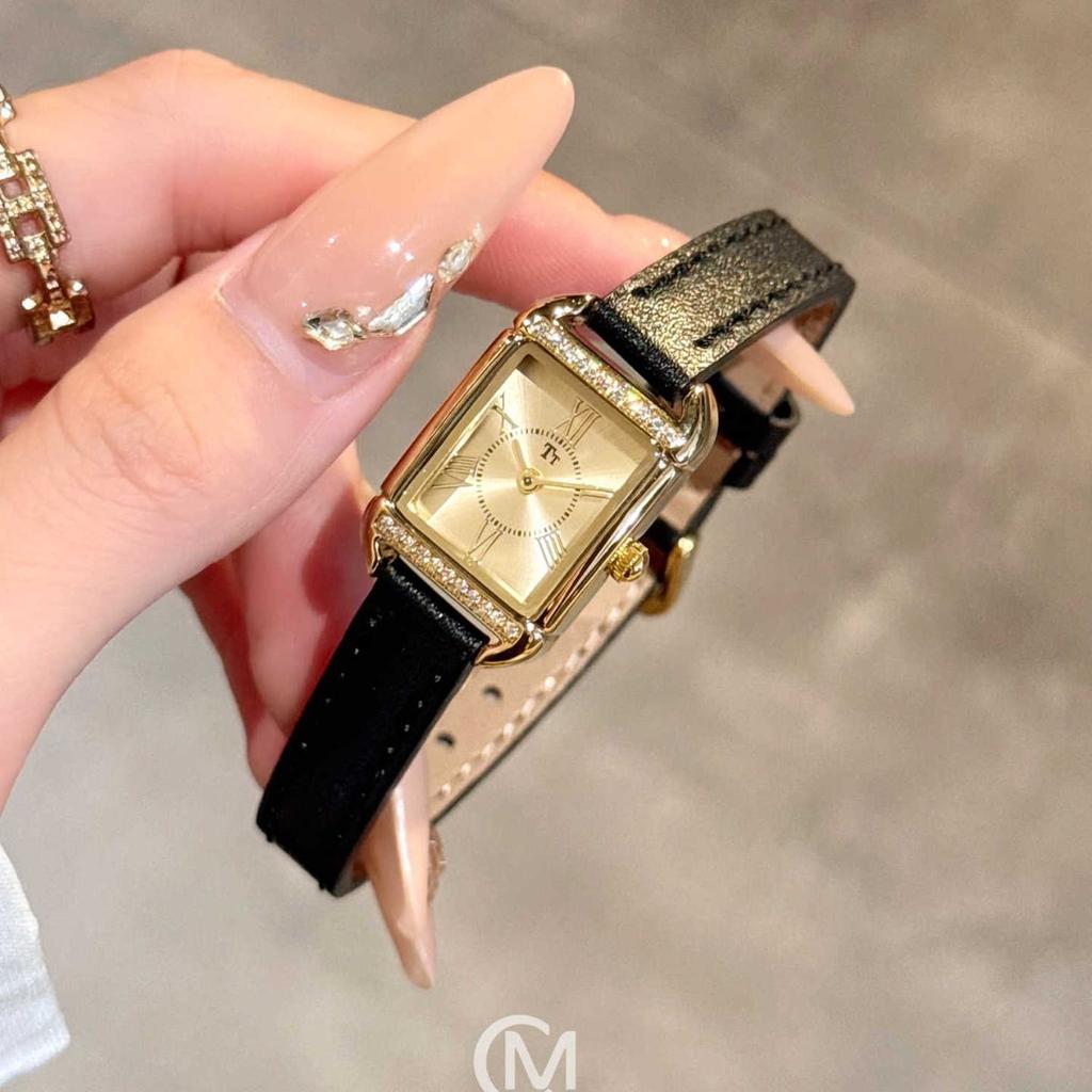 Women's vintage-style square watch with leather strap, new style, high-end selection, exquisite women's wristwatch.