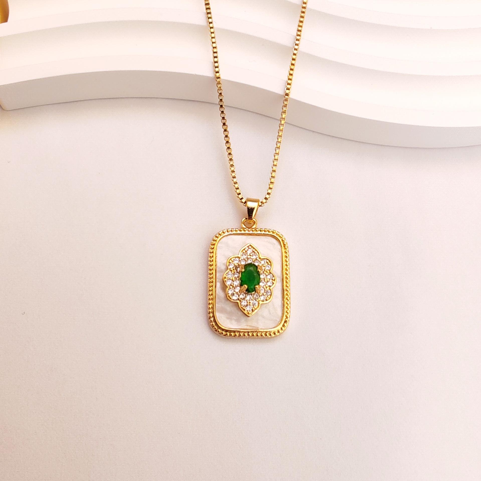 

Ожерелье из титановой стали с квадратным изумрудом, женское, в стиле ретро, придворное, универсальное, с темпераментным цирконовым кулоном, цепочка для ключицы