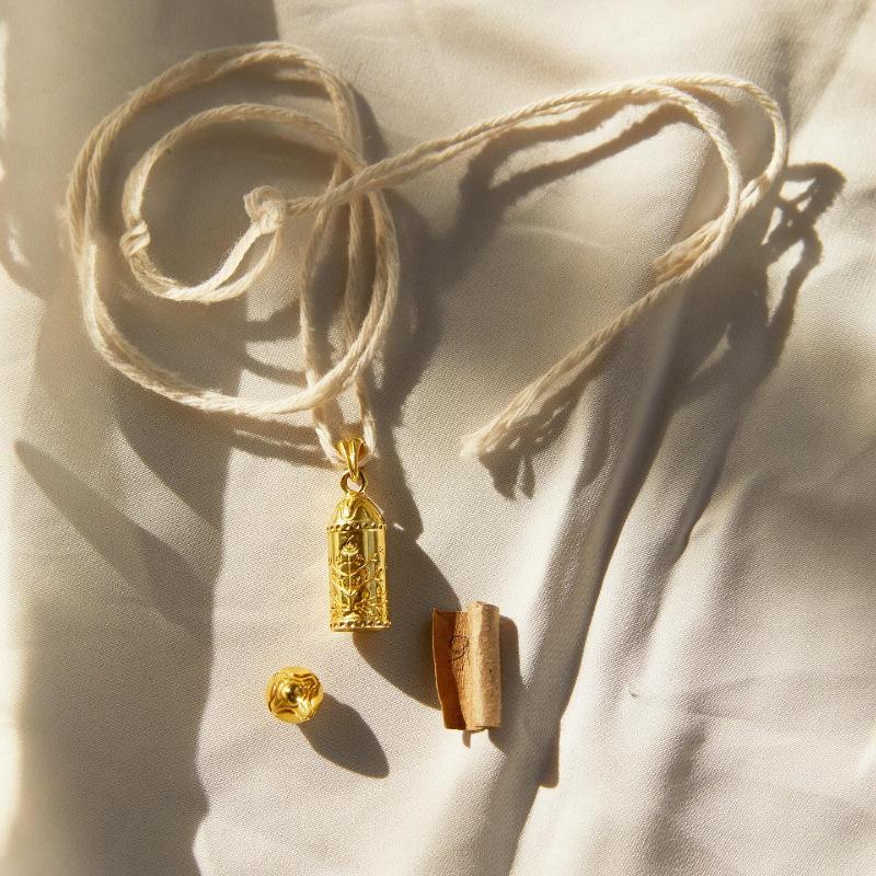 

Fashion Personality Open And Close Album Round Bead Zircon Pendant Color Rope Necklace Electroplating Gold Color Retention