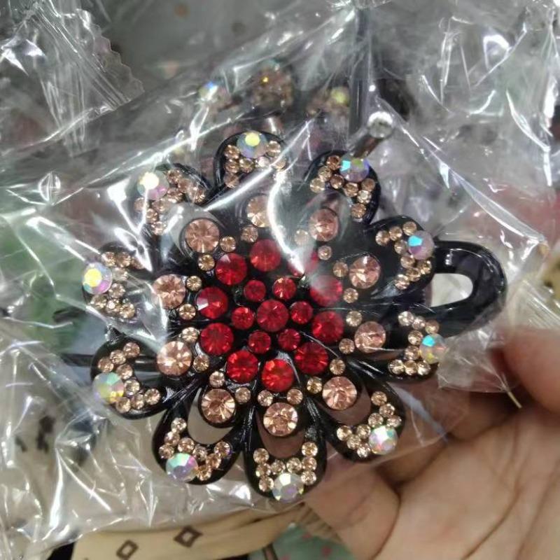 Retro Bun Hairpin with Three Teeth for Gripping. Fashionable Style Flower-shaped Three-toothed Duckbill Hairpin.