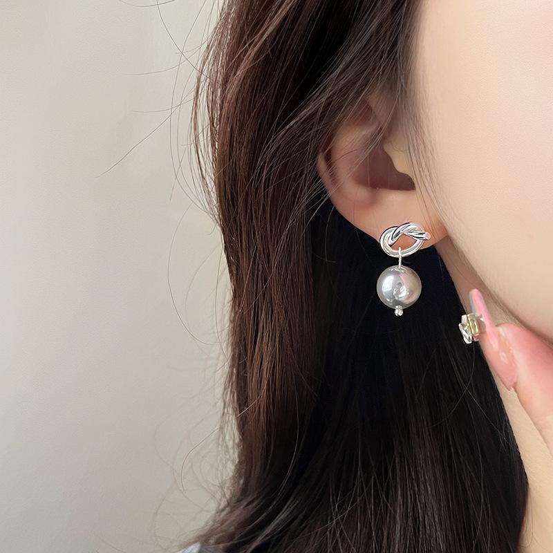 Retro artificial pearl earrings women's new popular stud earrings temperament light luxury silver needle unique earrings