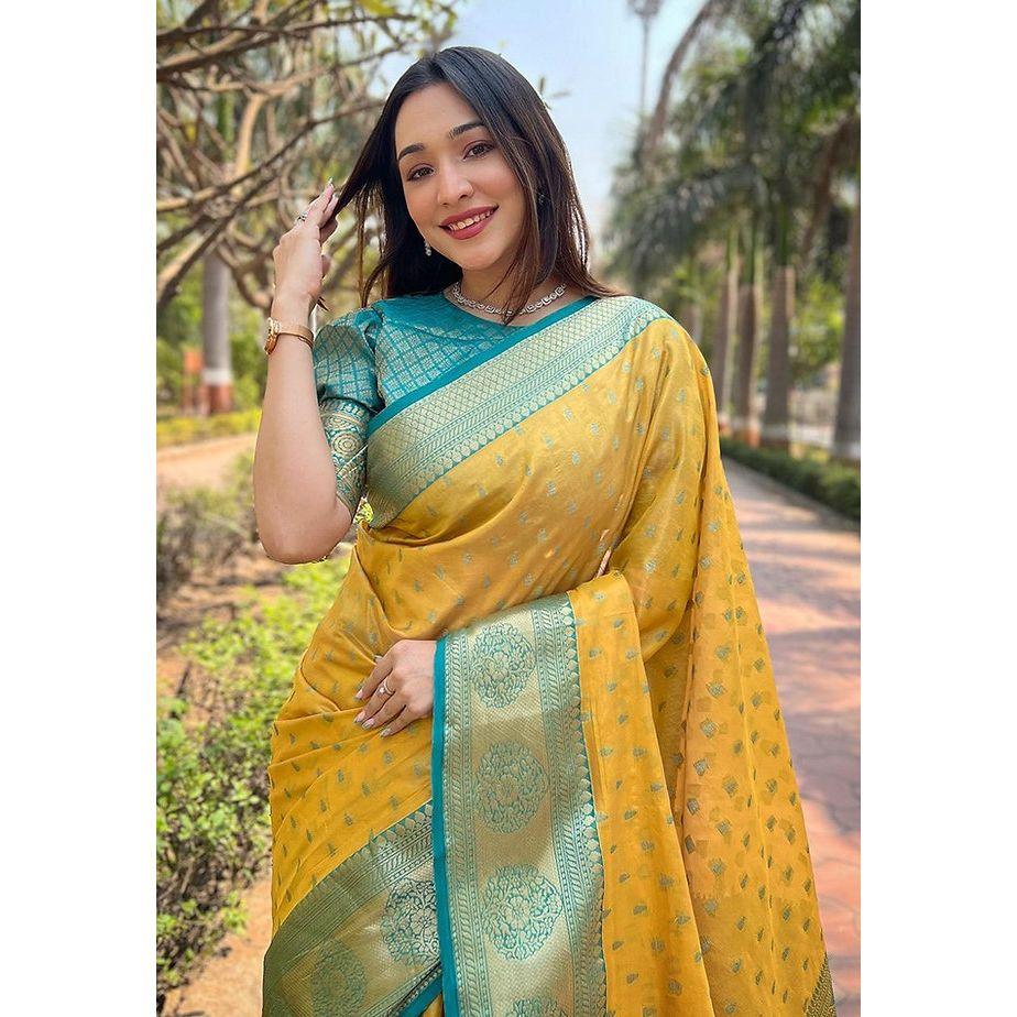Der wunderschöne Saree ist elegant mit wunderschönem, festem Jacquard-Gewebe verziert, das dem Outfit einen perfekten Look verleiht.