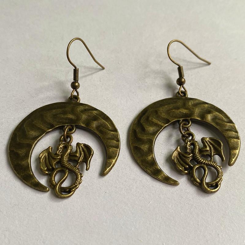 Retro Fashion Bronze Color Crescent Moon Dragon Flying Pendant Dangle Earrings for Women Halloween Party Jewelry Accessory Gift