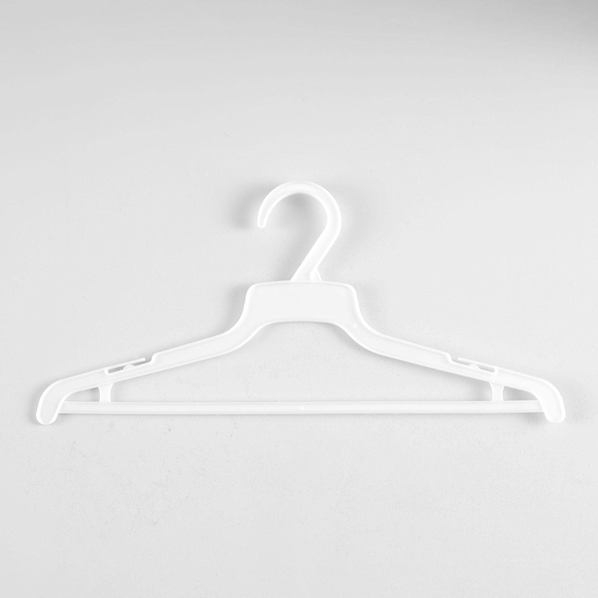 

Прочная утолщенная пластиковая вешалка для сухого и влажного использования в прачечных и магазинах одежды белый