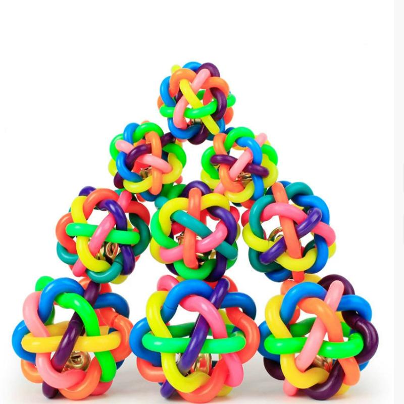 Urocza zabawka dla psa interaktywna piłka dla psa z małym dzwoneczkiem zabawka dla kota tęczowa zabawka dla psa zwierzę do gryzienia i zabawy rzuć dobrą piłkę.