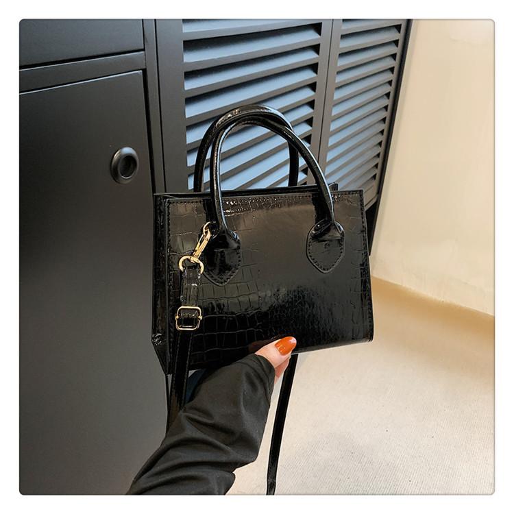 

Простая ретро маленькая женская сумка 2024 года, лето, новый иностранный стиль, маленькая свежая портативная сумка через плечо, модная маленькая квадратная сумка чёрный