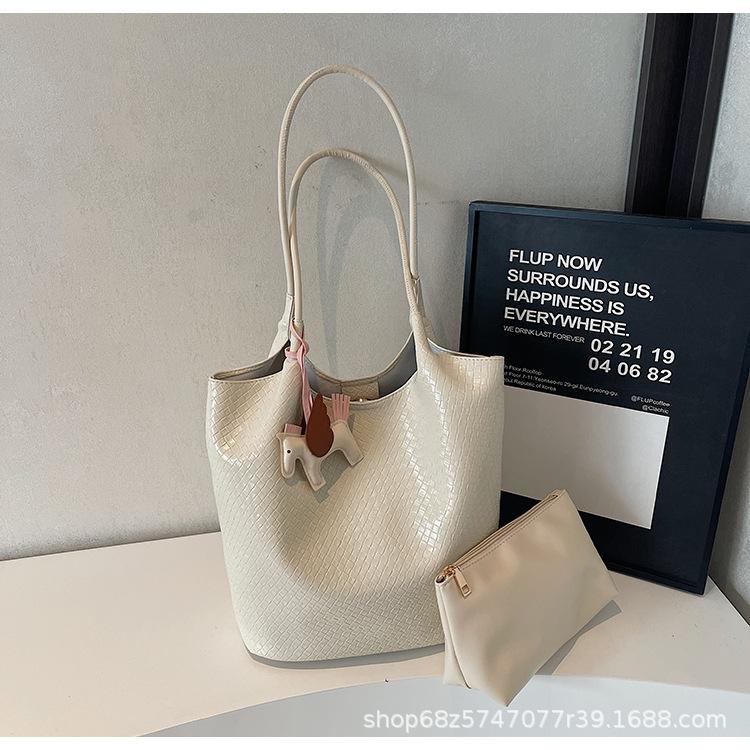 

Spring new textured braided pattern commuter casual large capacity retro solid color underarm tote shoulder 2025