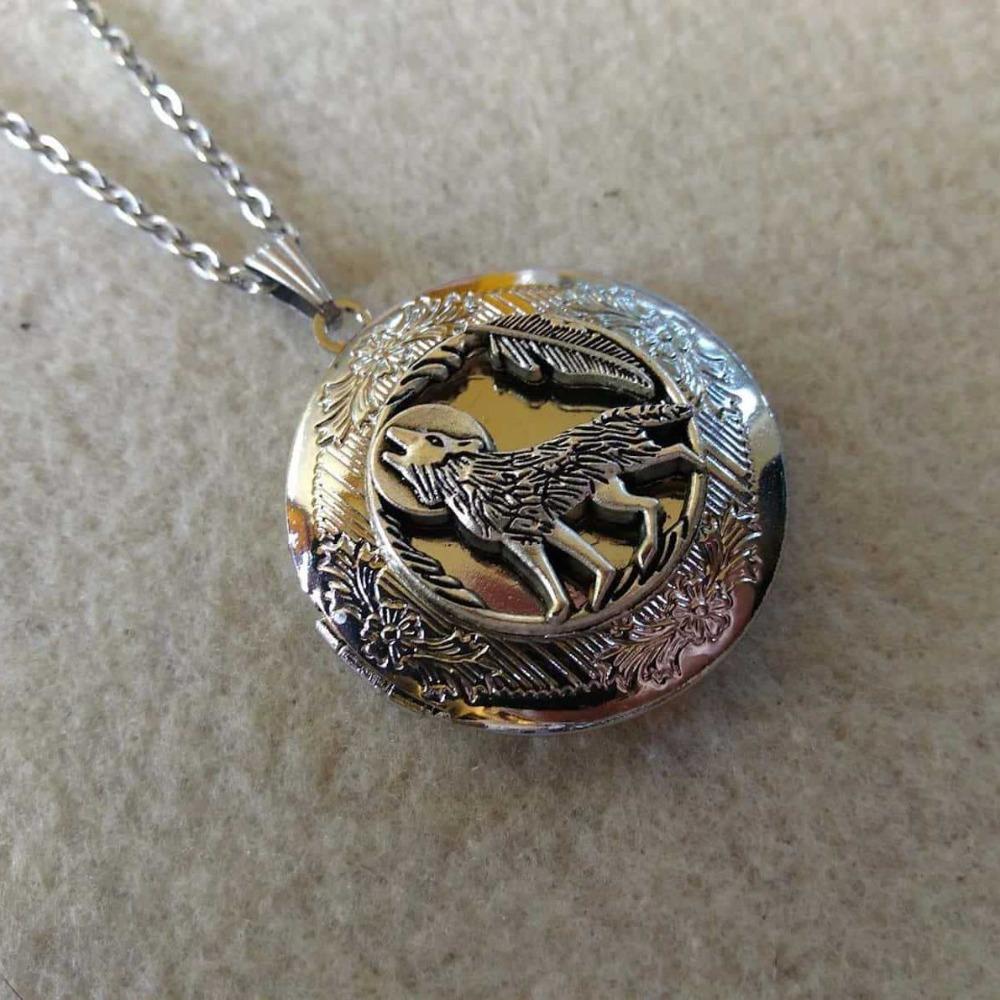 Punk Retro Silver Color Wolf Howling Under The Moon Feather Relief Round Pendant Necklace for Women Men Stainless Steel Jewelry