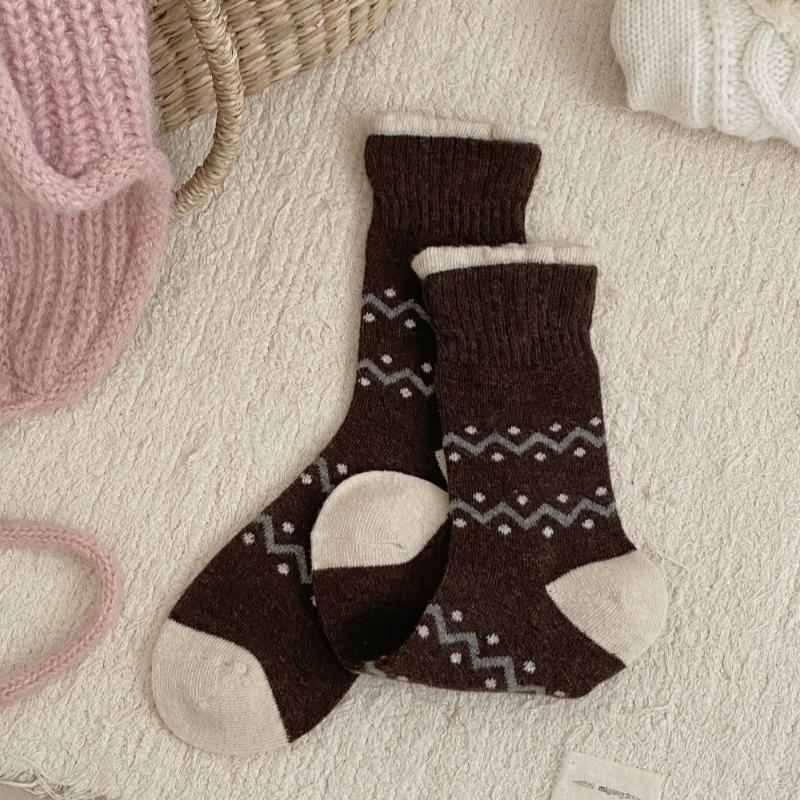 Wool Socks for Women in Autumn and Winter, Polka Dot Mid-calf Socks for Warmth, Paired with Boken Shoes, Striped Pile Socks for Women