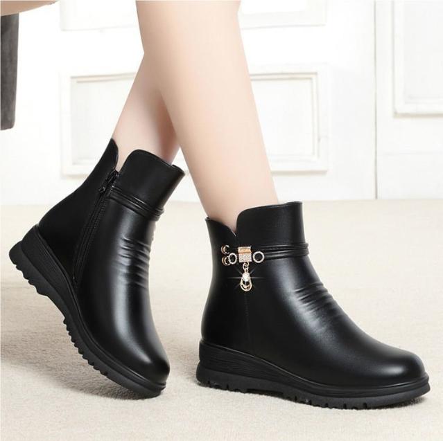 Leather Women Boots  Winter Thick Wool Lined Genuine Leather Women Snow Boots Large Size Women Winter Shoes