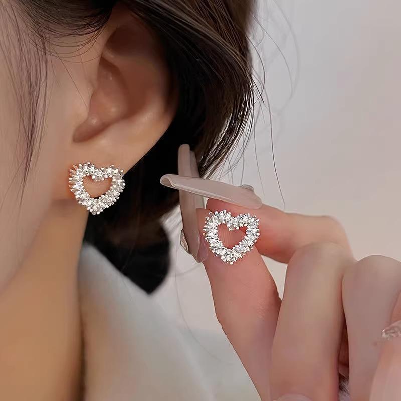 Silver Broken Silver Love Earrings for Women Versatile Niche Design Earrings Simple Light Luxury Style Earrings 1Pcs серебряный