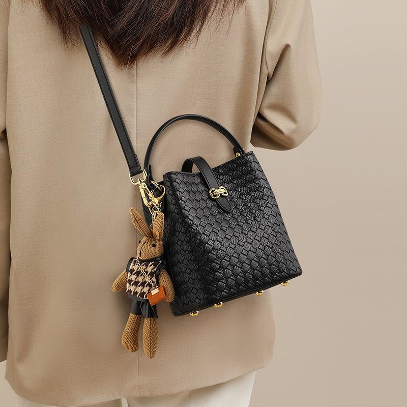 Bucket bag women's autumn new women's bag messenger bag fashion high sense portable woven bag luggage