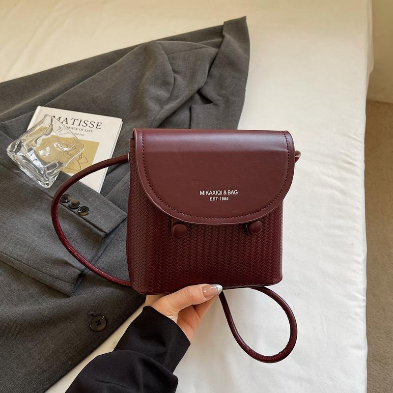 

Bag Women s 2025 Autumn New Retro Shoulder Bag Foreign Style Messenger Bag Commuter Mobile Phone Bag Fashion Small Square Bag