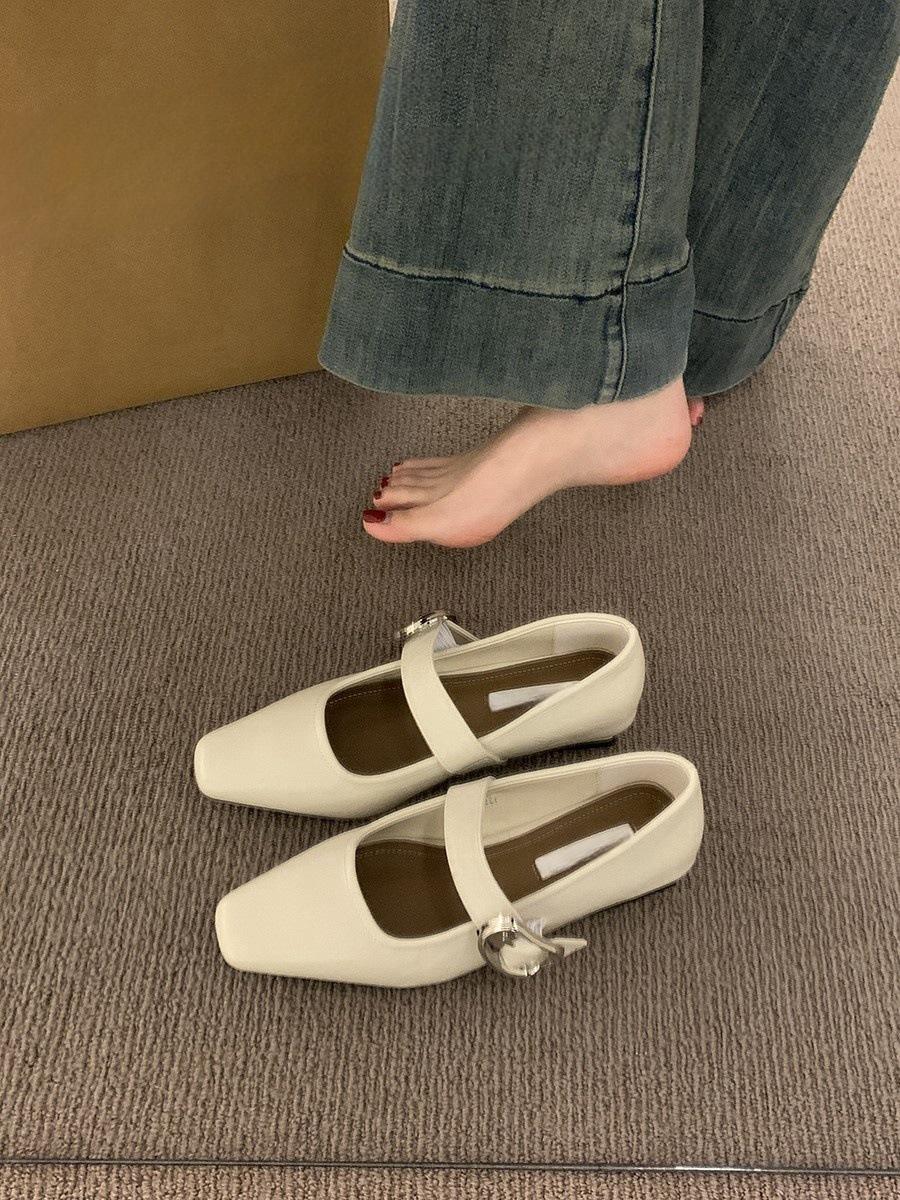 

Французские туфли Мэри Джейн на низком каблуке с квадратным носком серебристые женские туфли 2025 новая зимняя одинарная обувь ретро мода маленькие кожаные туфли 35 бежевый