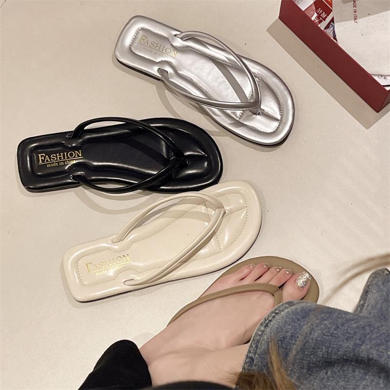 Silver flip-flops for women's summer wear 2025 new ins trendy versatile soft bottom flat bottom non-slip beach sandals