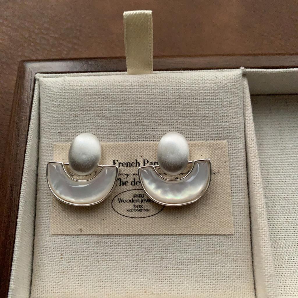 Classic Shell Geometric Stud Earrings Retro Elegance Light Luxury Temperament Versatile Niche Simple Daily Earrings