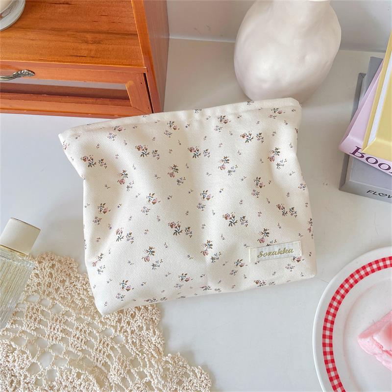 Cute Sweet Floral Cosmetic Bag Large Capacity Portable Travel Makeup Storage Bag Organizer Women Clutch Bag Girly Toiletry Bags