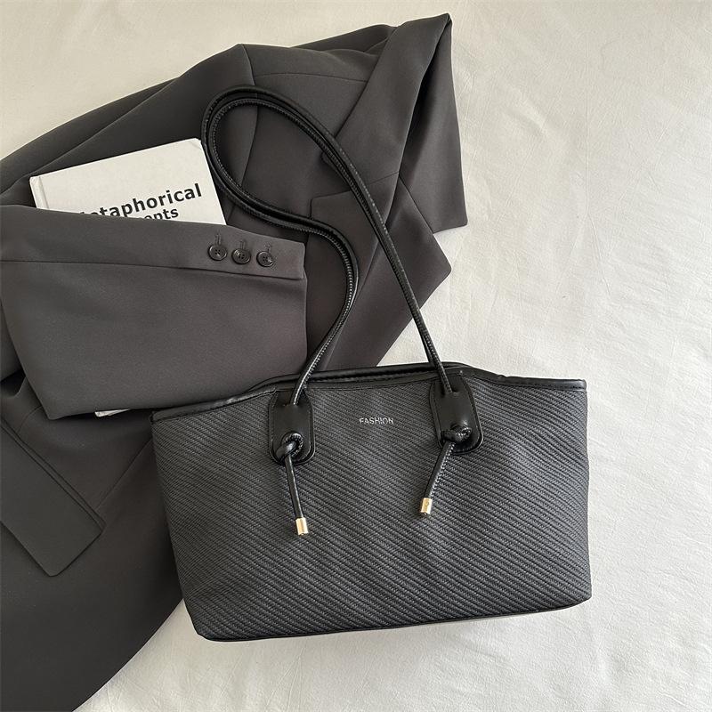 

Большая вместительная сумка женская весна ретро 2025 новая модная универсальная сумка через плечо в иностранном стиле рабочая сумка через подмышку чёрный