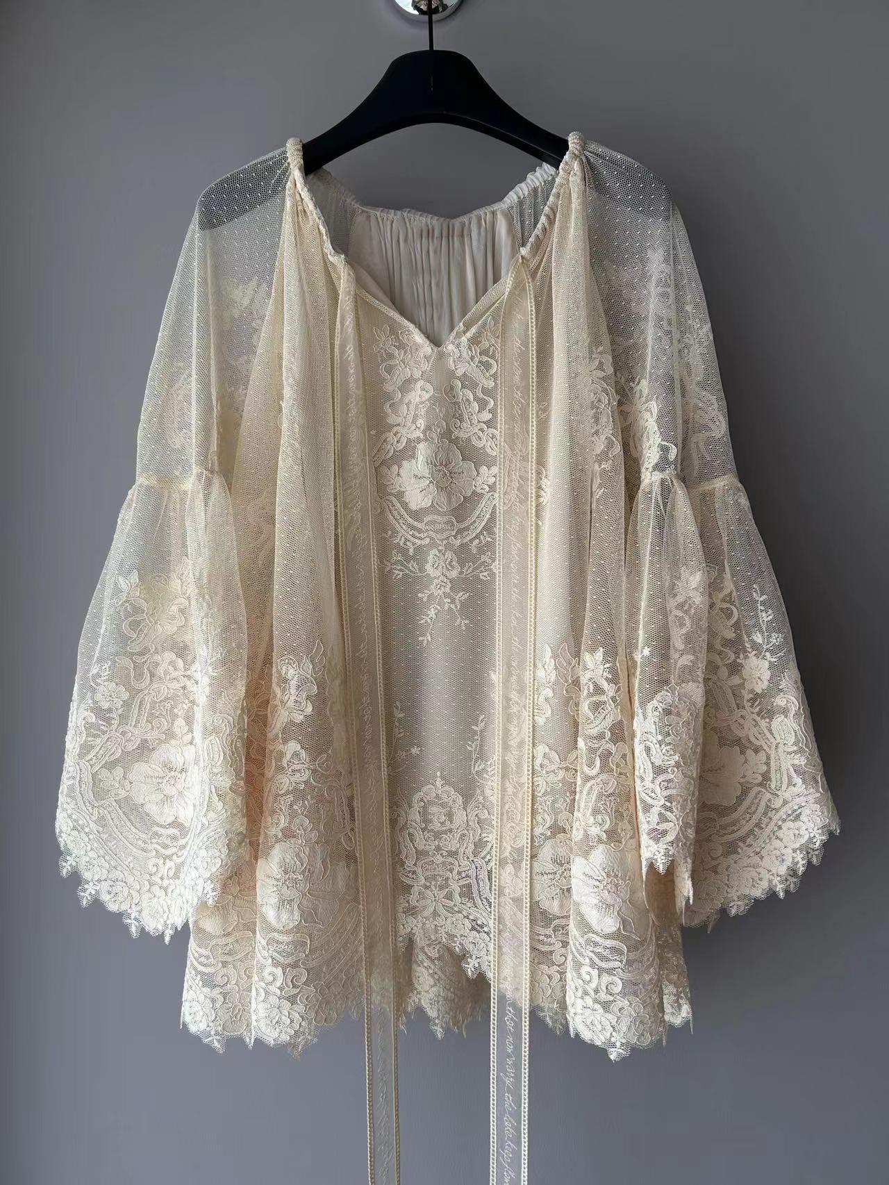 

Элегантный топ с кружевными вставками цвета Off-White и абрикосового - Французский стиль, Приталенный и свободный крой M