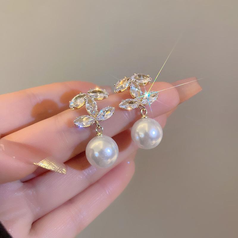 Elegantes Brincos de Pérola com Zircônia Francesa: Brincos Studs Únicos, Luxuosos e de Estilo Leve para Mulheres