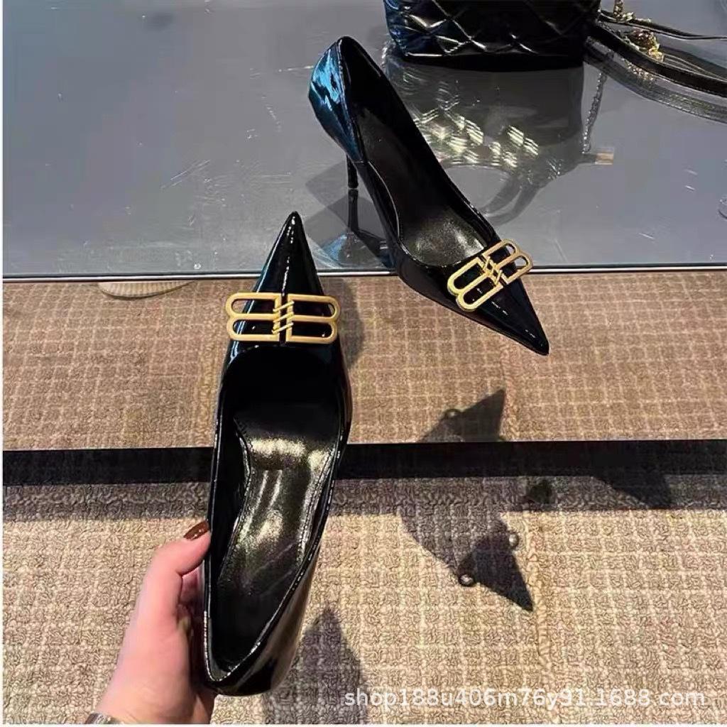 

[В наличии] Черные туфли на высоком каблуке для женщин 2025 новые с металлической пряжкой, остроносые, на тонком каблуке, французского темперамента, одинарные туфли для женщин 33
