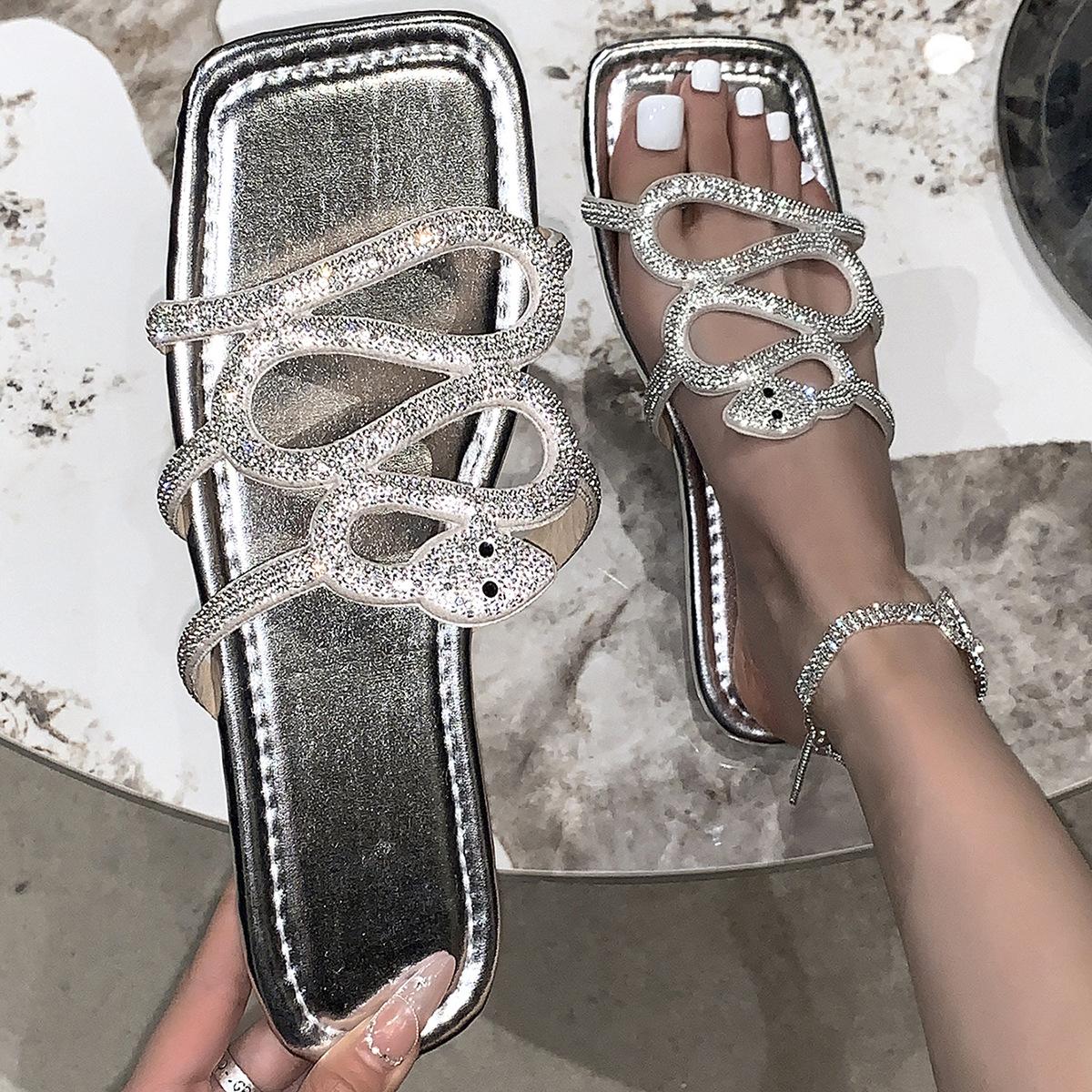

2024 новые тапочки большого размера женские сандалии на плоской подошве со стразами носить одно слово квадратная голова крутые тапочки 36 серебряный