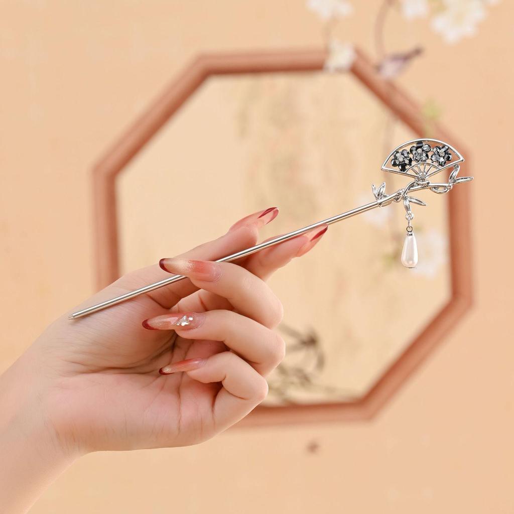 Vintage Butterfly Flower Tassel Hairpin for Qipao and Hanfu - Alloy Buyao Hair Accessory for Women