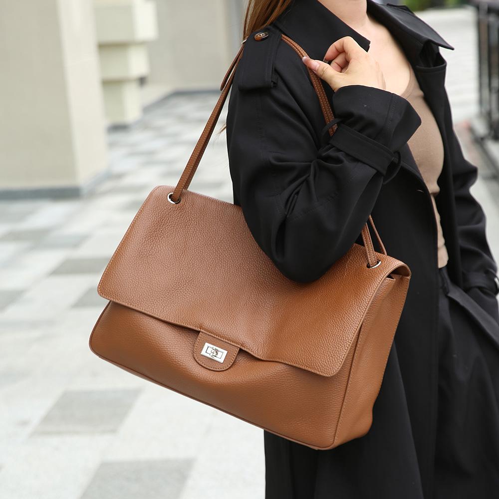 High-end and Elegant Single-shoulder Underarm Handbag Made of Genuine Leather, Women's Bag with A Flap Closure Casually