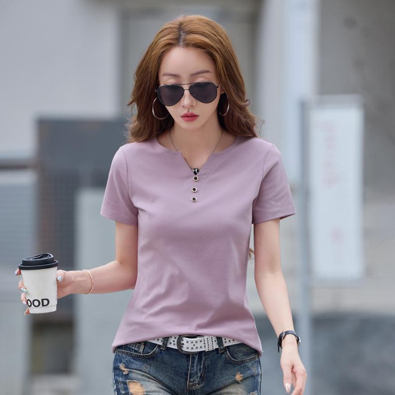 

Новинка этого лета — женская футболка из чистого хлопка с V-образным вырезом, застегивающаяся на пуговицы, эластичная, утягивающая, с короткими рукавами. Это повседневный и универсальный топ с короткими рукавами. 3XL фиолетовый