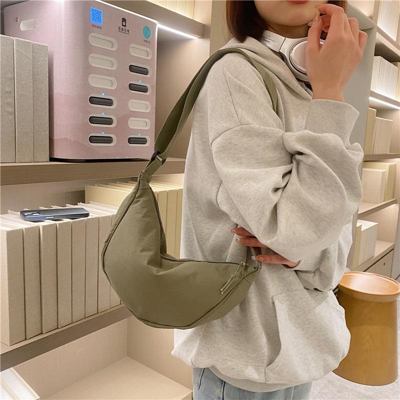 Supply New women's messenger bag temperament simple nylon dumpling bag student shoulder bag cloth bag
