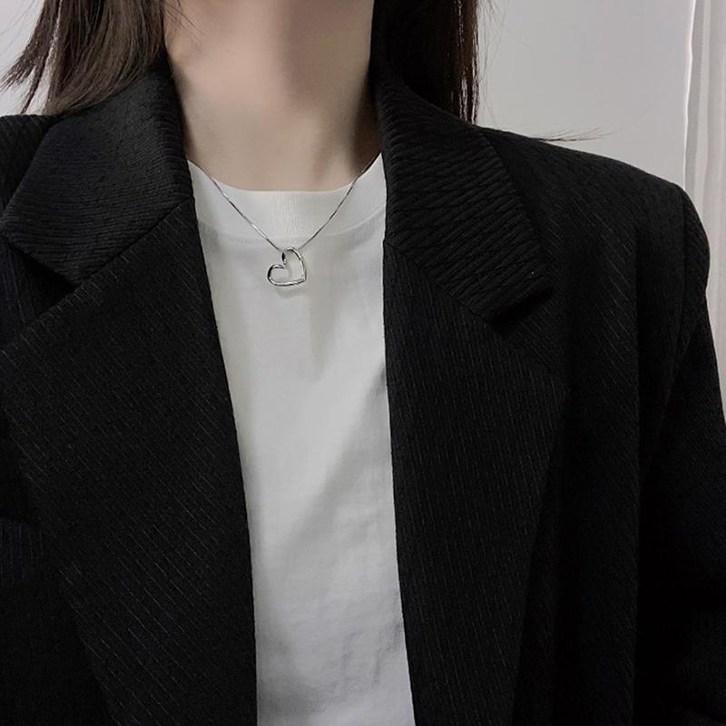 Light Luxury Niche Hollow Love Necklace Female Simple Design Fashion Peach Heart Clavicle Necklace For Women