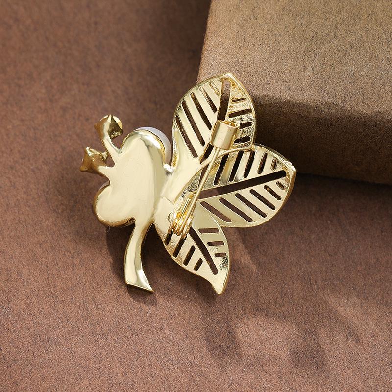Exquisite French-Style Leaf Pearl Brooch for Women - New Design Accessory