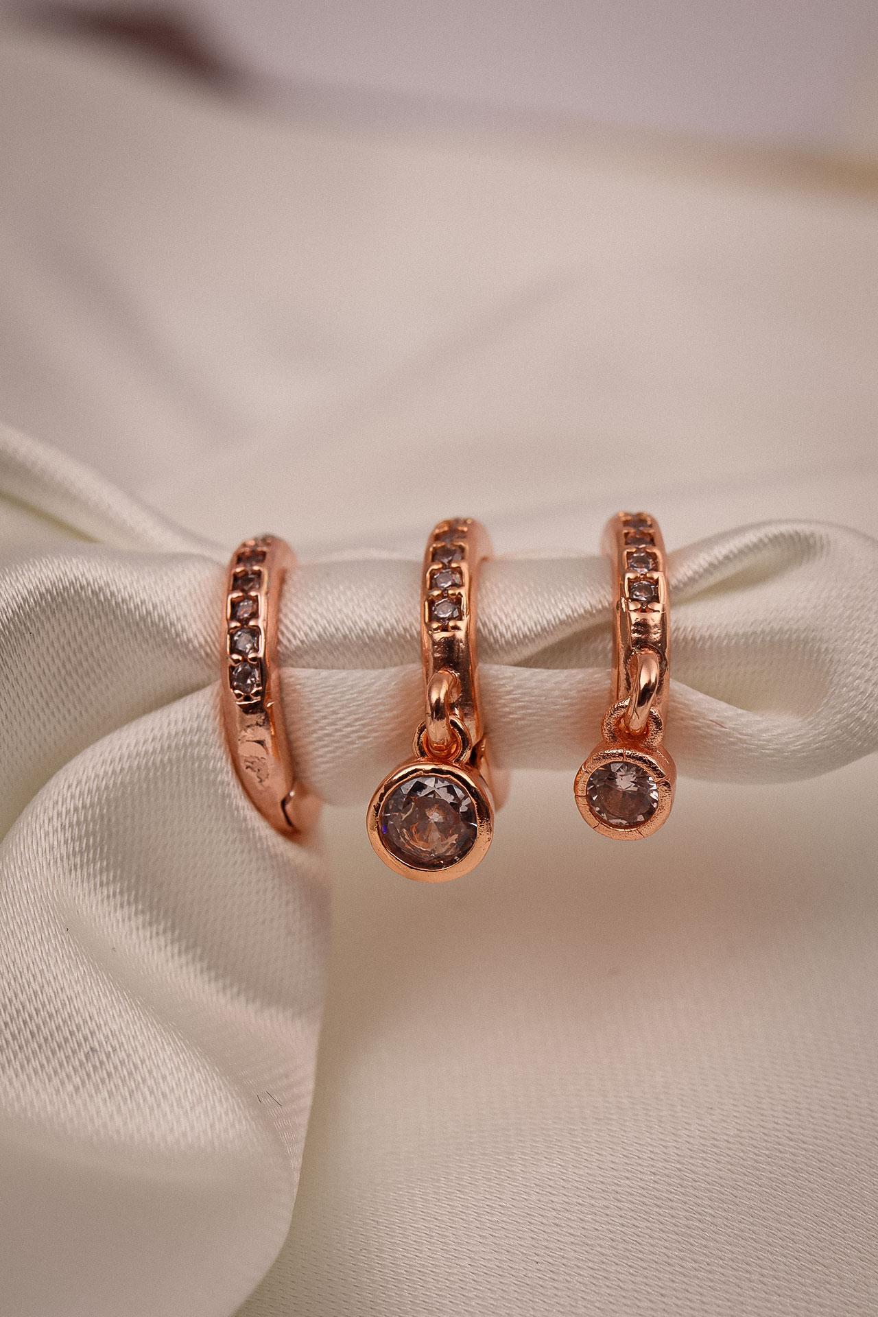 

Набор из 3 серег с розами с одним камнем