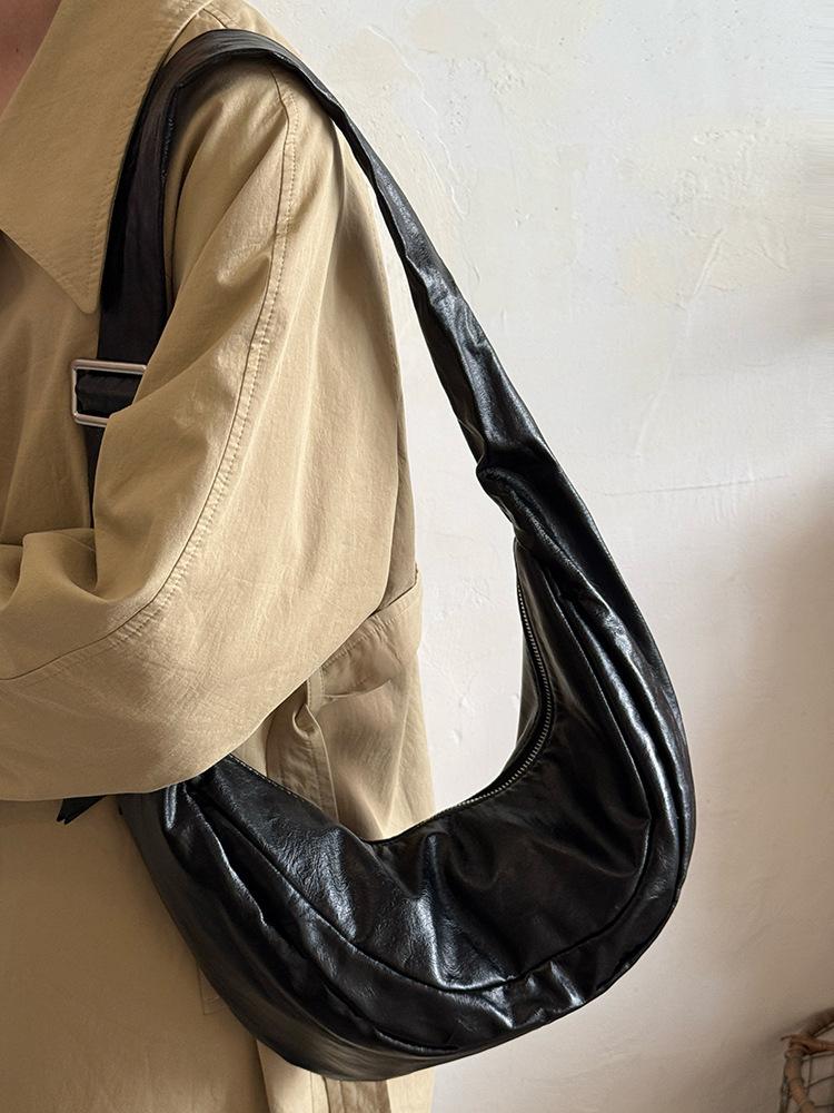 Large Capacity Retro Soft Leather Pleated Dumpling Bag Women's New High-end Fashion Versatile Single Shoulder Messenger Bag Horn