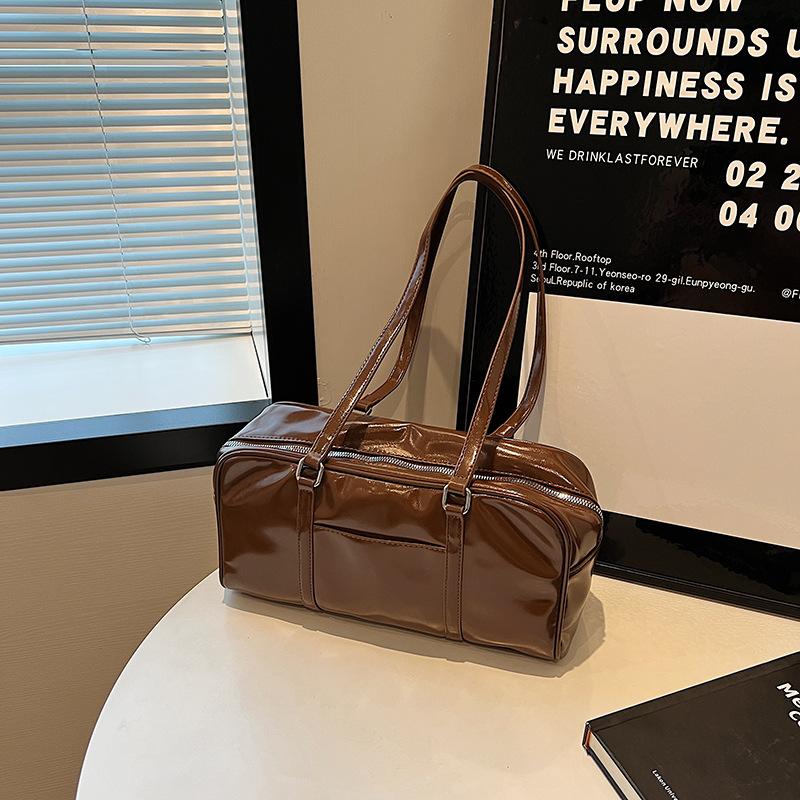 

Сумка-подмышка Niche Texture, женская, 2024 года, новая модная сумка-подушка в стиле ретро, премиальная сумка для поездок на работу в иностранном стиле большой вместимости 31*11*17 кофейный