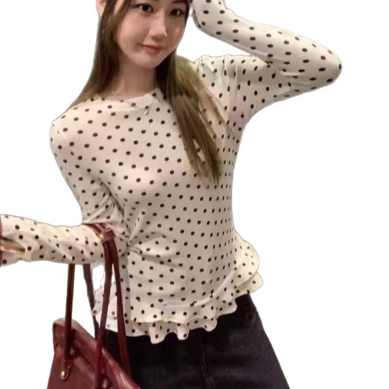 Damska biała koszulka z długim rękawem w grochy z falbanką - wyszczuplająca, słodka wiosenna stylizacja