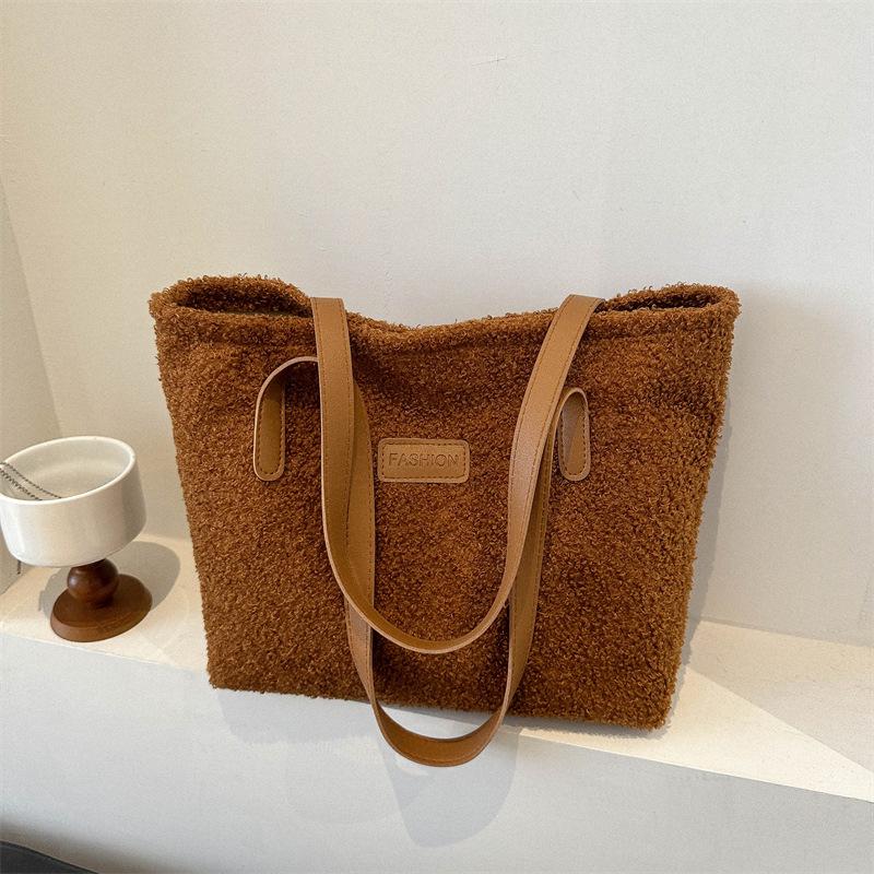 

Korean Style Plush Large Capacity Women s Shoulder Handbag - New Fashion Commuter Tote коричневий