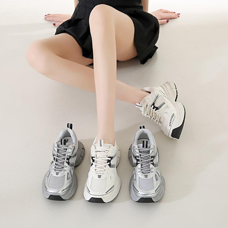 Hochwertige silberne Papa-Schuhe für Damen, neue Frühlingsschuhe mit dicken Sohlen, vielseitige Ins, trendige und leichte Freizeitsportschuhe