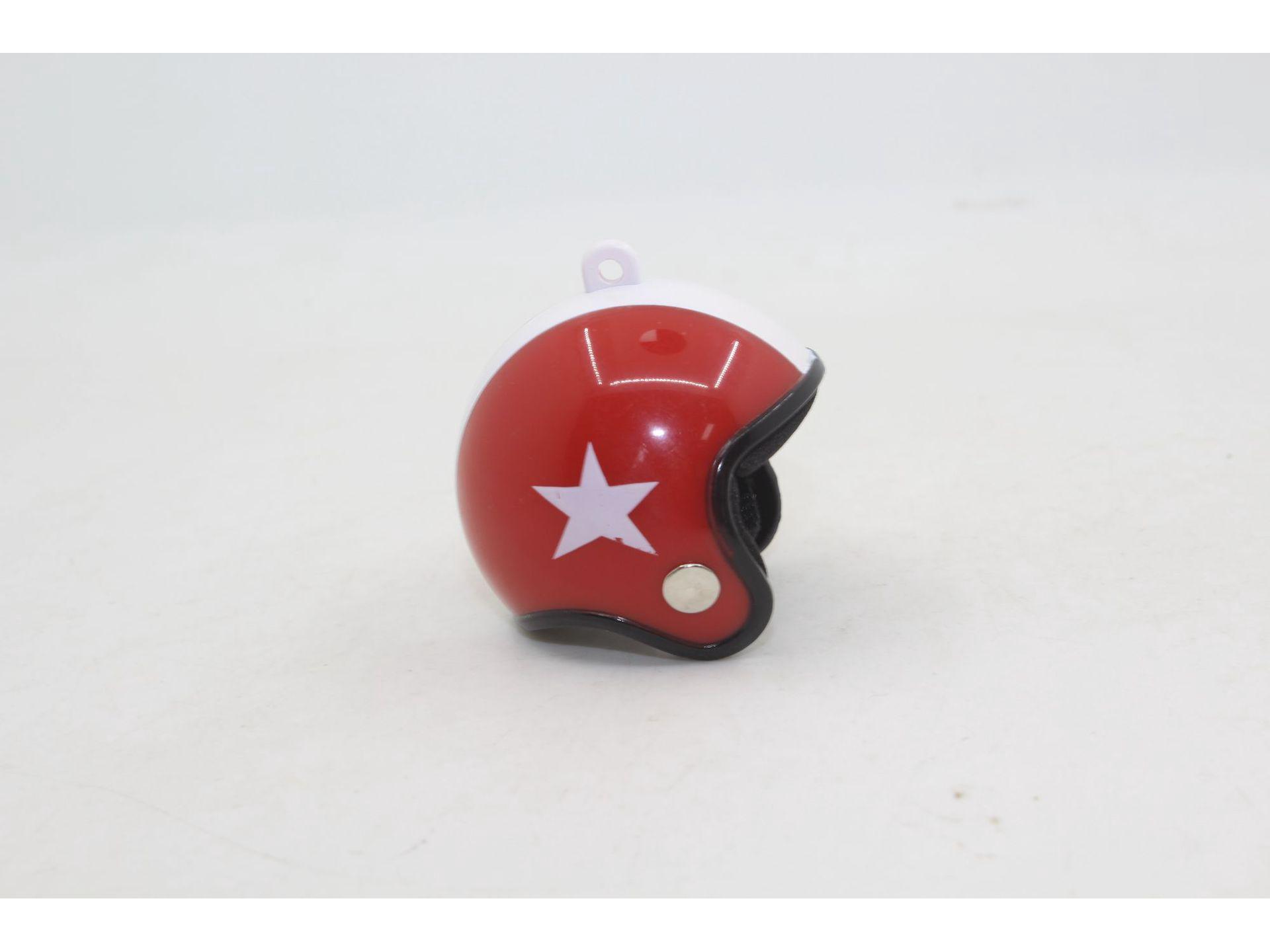 

Брелок для ключей в виде шлема мотоциклиста с пятью звездами, кулоном в виде маргаритки и подвеской в виде утки, защищающей от ветра – креативный подарочный аксессуар No keychain